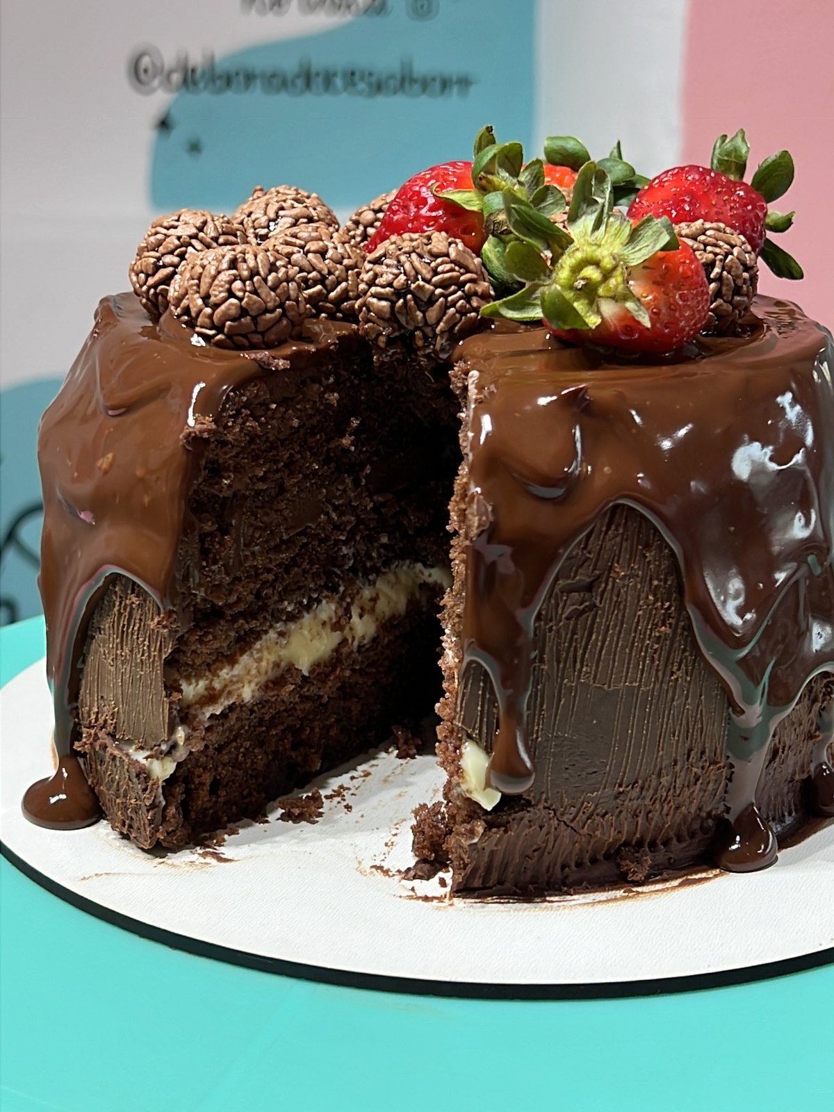 Bolo de chocolate trufado cortado mostrando as camadas de recheio