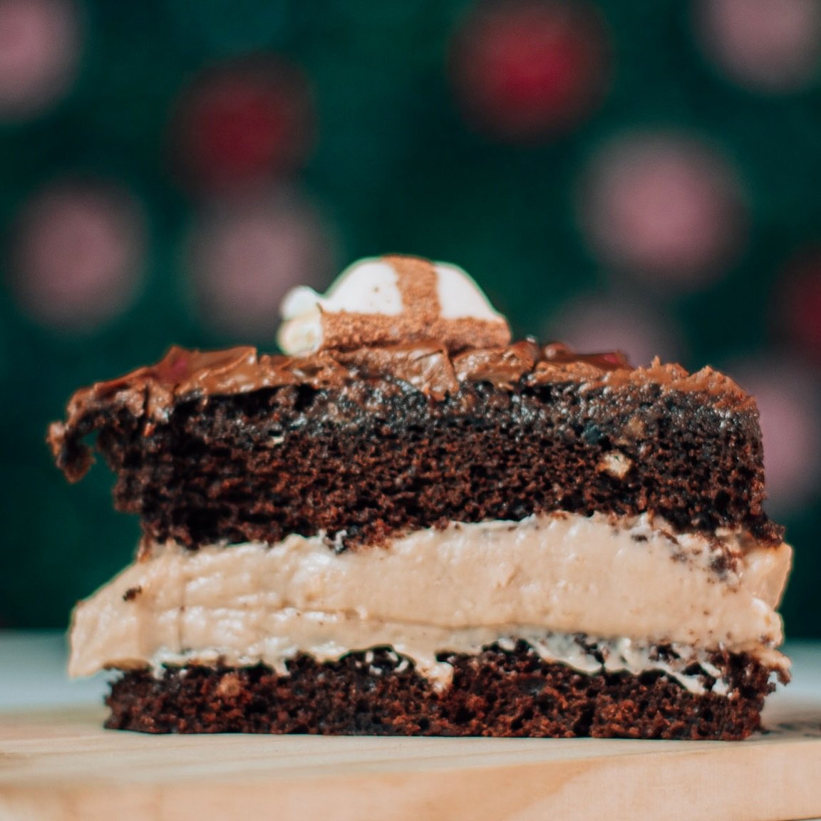 Fatia de bolo de chocolate com mousse