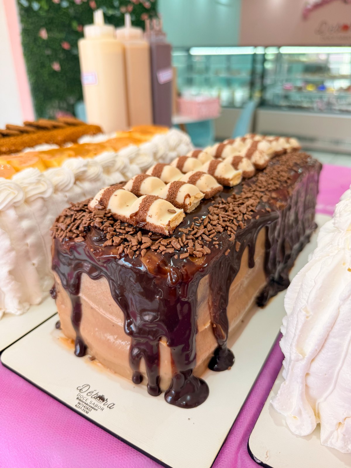 Bolo de chocolate com cobertura escorrendo