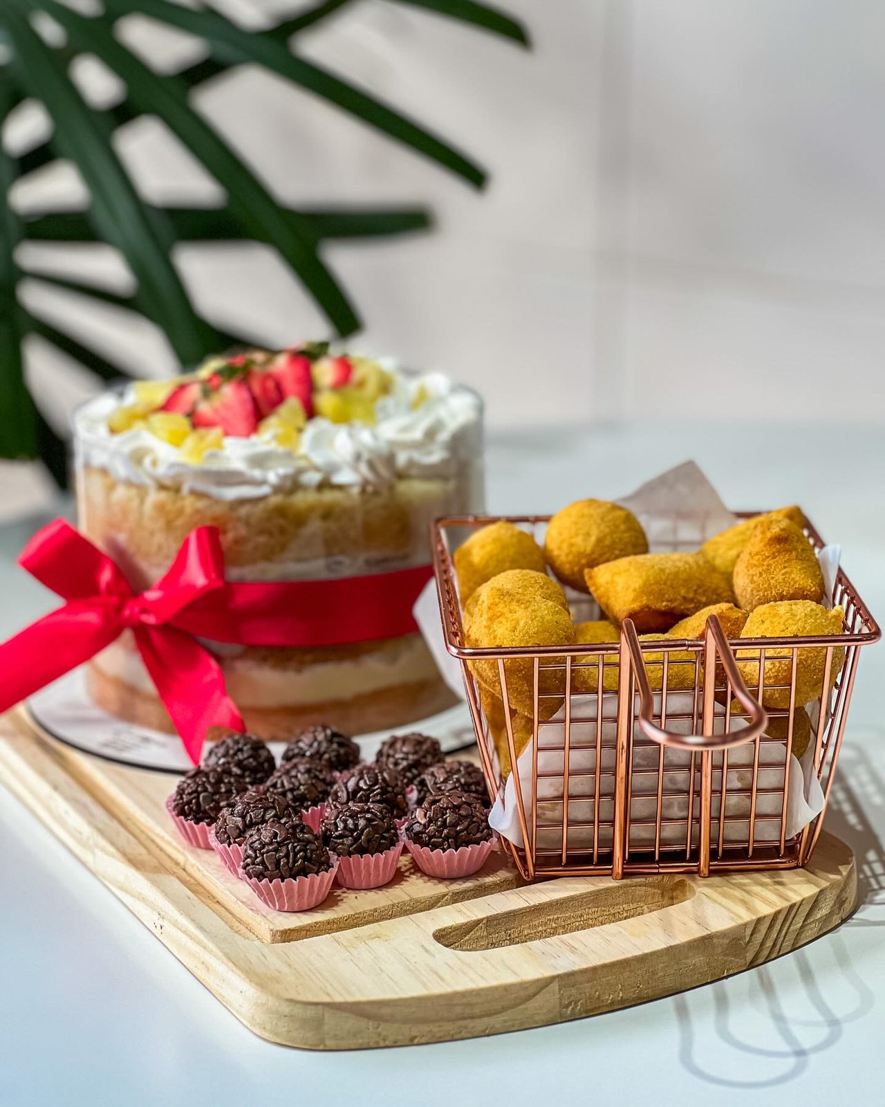 Kit Festa com bolo, salgadinhos e brigadeiros