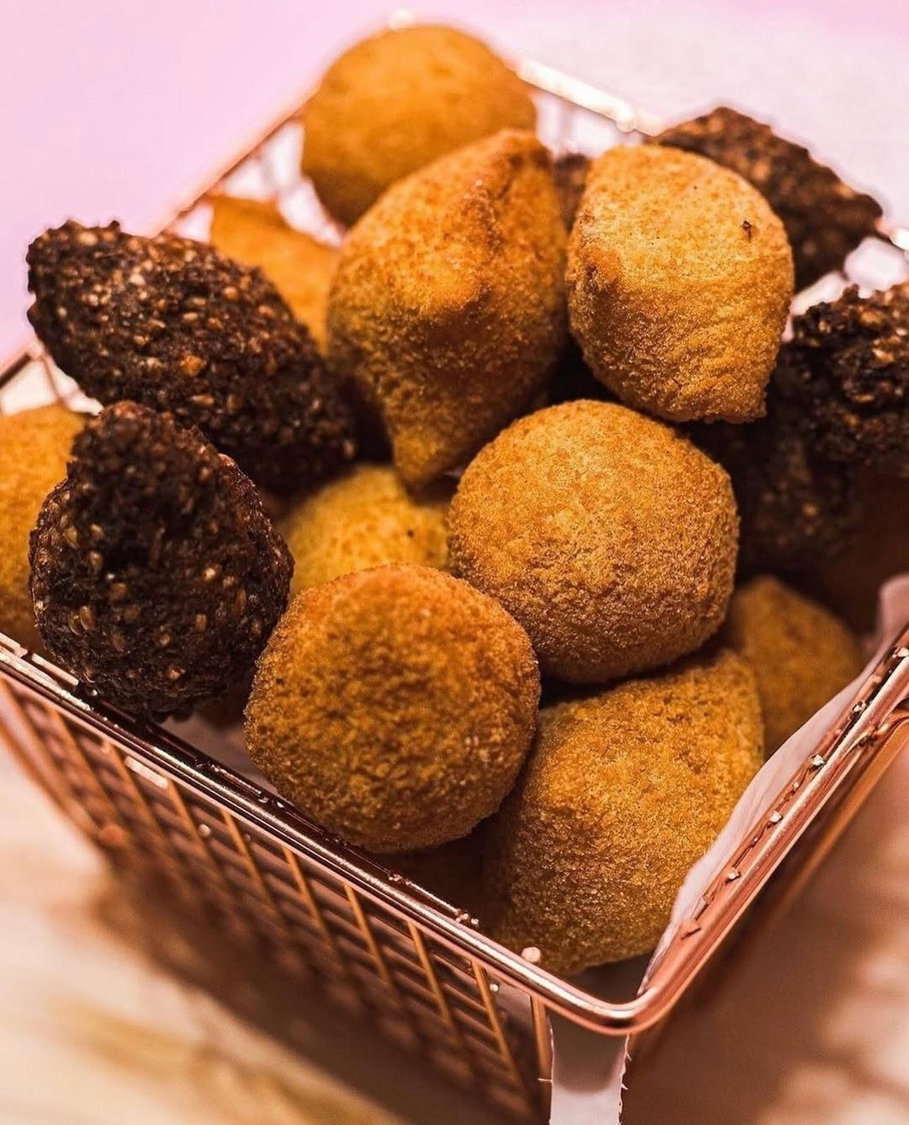 Cesto de coxinhas e kibes fritos na hora