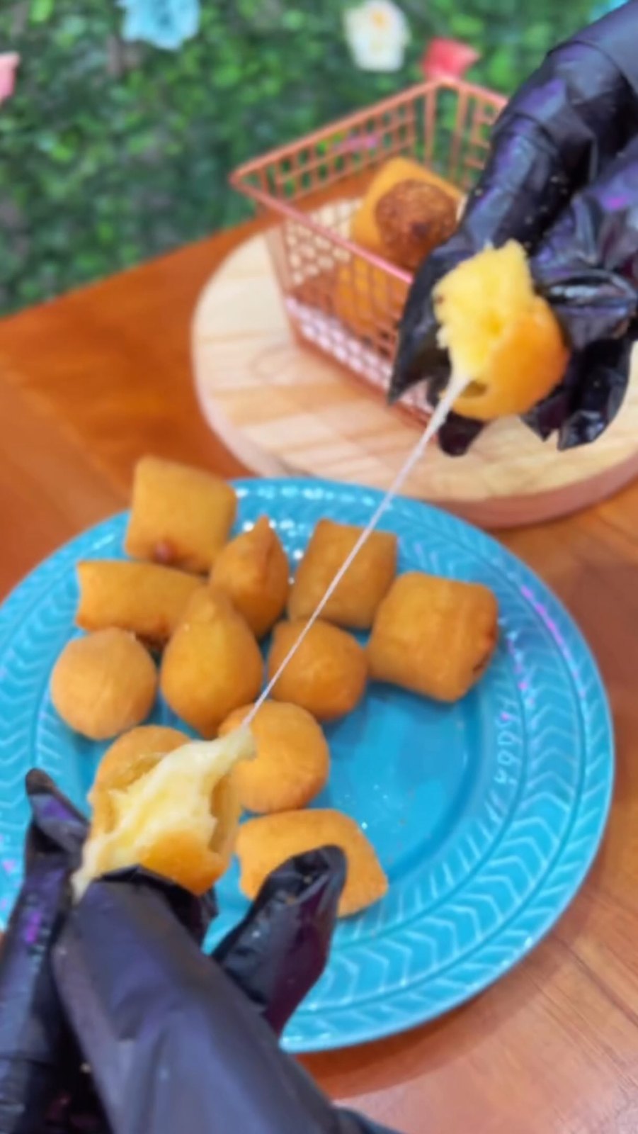 Bolinha de queijo aberta, com o queijo puxando